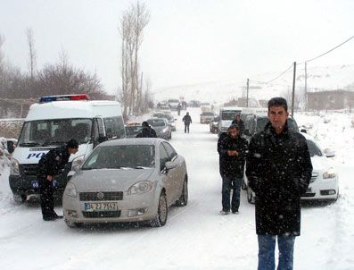 SUNEXPRESS - Kar Van'da 200 köy yolunu ulaşıma kapattı