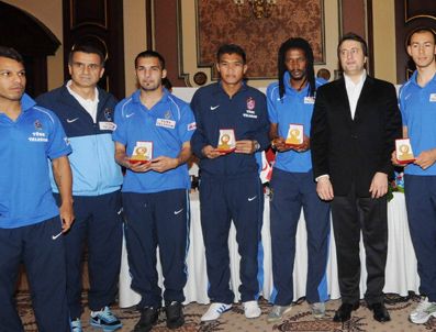 RİGOBERT SONG - Trabzonsporlu oyunculara plaket verildi