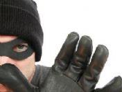 Yakalanan hırsızlar kasayı dereye attı