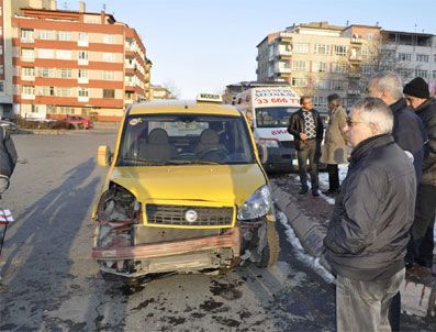 Kayseri'de ambulans taksi ile çarpıştı: 1 yaralı