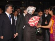 Hindistan'da güllerle karşılandı