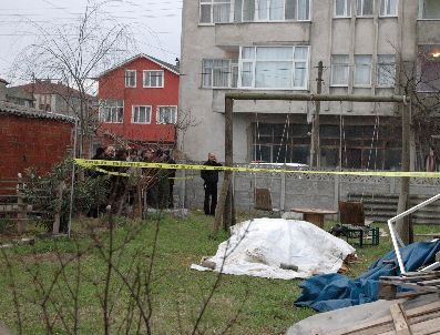 Komşunun bahçesindeki salıncağa kendini astı