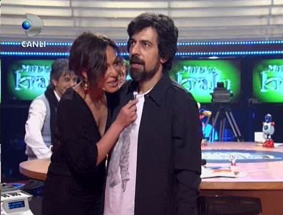 DISKO KRALı - Bayülgen'in bozuk mikrofon isyanı