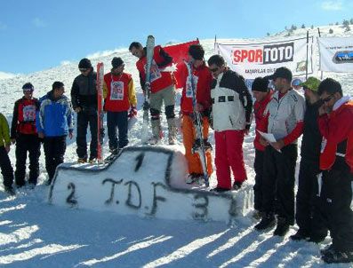 NURETTIN CAN - Erzincanlı kayakçıların başarısı
