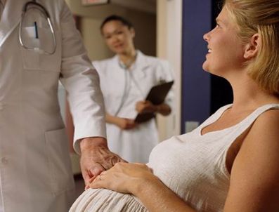 Hastanenin asansöründe doğum yaptı