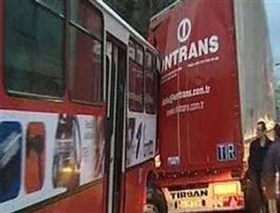 BURHANETTIN ATEŞ - İstanbul'da trafik kazası: 6 yaralı