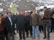 Çevrecilerden baraj yetkililerine yumurtalı protesto