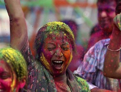 NEPAL - İnsanlar boya ile yıkandı