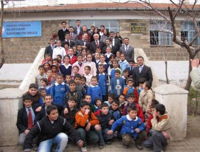 YAŞAR KARAYEL - Yaşar Karayel'den Öğrencilere Mont Ve Ayakkabı Yardımı