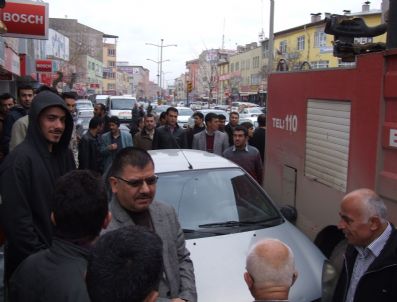 Yolu, Kaza Yapan Araç Değil Meraklı Vatandaşlar Trafiğe Kapadı