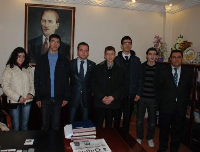 FATIH AKKAYA - Midyat Kaymakamı Akkaya Başarılı Öğrencileri Makamında Kabul Etti