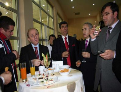 İBRAHIM ÇELIK - Buz Hokeyinde Kokteyl