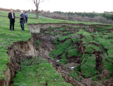 ÇAMKÖY - Fay Hattı Yakınlarındaki Toprakta Oluşan Dev Yarıkların Nedeni Belli Oldu