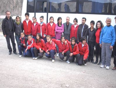 SADRETTIN GÜVENER - Hakkari Bayan Futbol Takımı Erzurum'a Hareket Etti