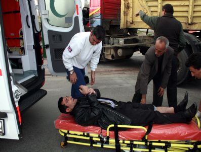 Tır'a Çarpan Motosiklet Sürücüsü Yaralandı