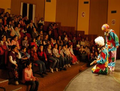 ADİLE NAŞİT - 'Çılgın Palyaçolar' Kırdı Geçirdi