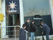 Hak ve Eşitlik Partisi üyeleri Ak Parti İl Başkanlığı'na siyah çelenk bıraktı