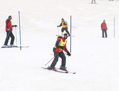 KAYAK ŞAMPİYONASI - Zihinsel Engelli Kayakçılar Nefes Kesti