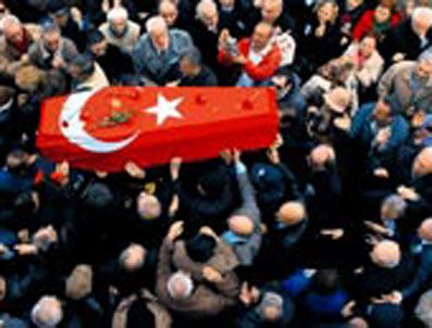 ARİF SAĞ - Turhan Selçuk için gazete önünde tören
