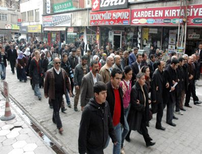 MAHMUR KAMPı - BDP'liler Halepçe Katliamı'nı Protesto Etmek İçin Yürüdü