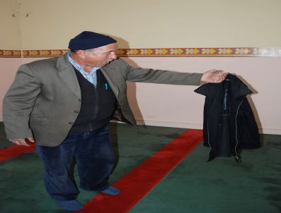 Camiye Giren Hırsız Mont Çaldı