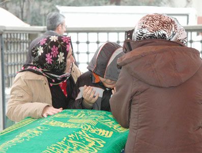 Cesedi Bulunan Öğretmen Toprağa Verildi