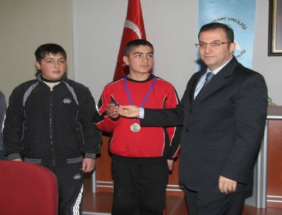 MUAMMER TÜRKER - Dereceye Giren Kayakçılar Altınla Ödüllendirildi