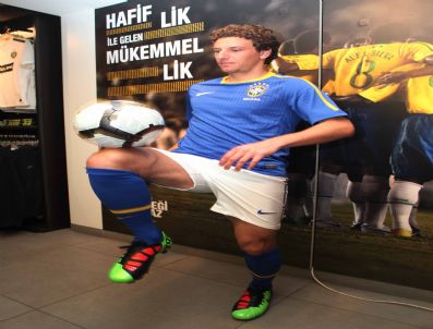 ELANO - Elano, Blumer Brezilya Milli Takım Formasını Tanıttı