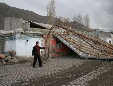 SALDA - Erzurum'da Fırtına Çatı Uçurdu