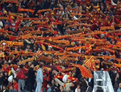 Galatasaray-Ankaragücü maçında çıkan kavgada üst tribünden düştü