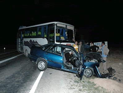 İşçi servisi ile otomobil çarpıştı: 2 ölü, 6 yaralı