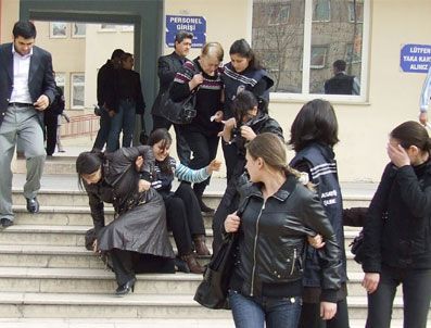 Yüzünü Kapatan Fuhuş Zanlısı, Bayan Polis Memuru İle Merdivenden Düştü