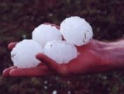 Kars'a fındık büyüklüğünde dolu yağdı