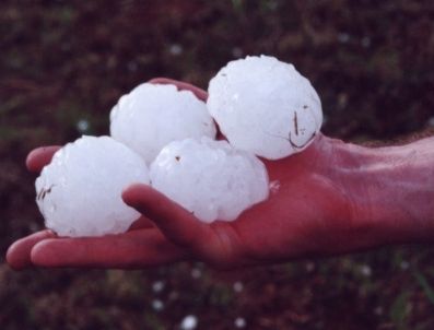 YAĞMURDAN SONRA - Kars'a fındık büyüklüğünde dolu yağdı