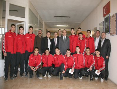 FATIH YıLMAZ - Şampiyon Hentbolculardan Başkan Altay'a Ziyaret
