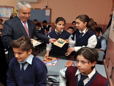 YıLDıRAY ARıKAN - Başkan Arıkan'dan Öğrencilere Kitap