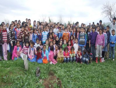 Diyarbakır'da Çoçuklar Ağaç Dikti