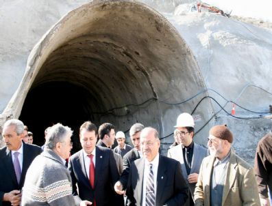 İLHAN EREN - Vali Ali Kolat Koyulhisar'da Bölünmüş Yol Çalışmalarını İnceledi