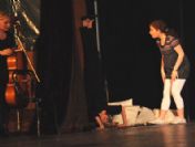 82 Yaşındaki Yıldız Kenter Sahnede Amuda Kalktı