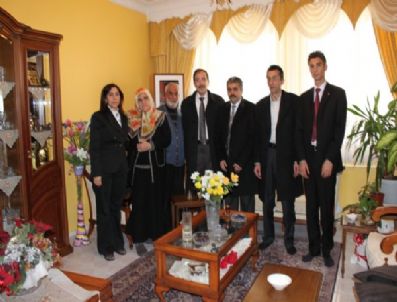 AK PARTI GENÇLIK KOLLARı - Başkan Bulutlar, Şehit Ailelerini Ziyaret Etti