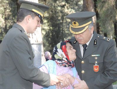 YAŞAR ÖZDEMIR - Bayılan Şehit Annesine İlk Yardımı Askerler Yaptı