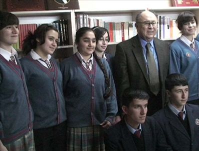 NUMAN HATIPOĞLU - Eski Meclis Başkanı Mustafa Kalemli, Okul Kütüphanesine 700 Kitap Bağışladı