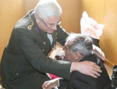 NURI OKUTAN - Evlat Acısına Dayanamayan Şehit Babası Madalya Töreninde Bayıldı