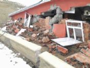 Heyelan Çat'ta Okul Yıktı