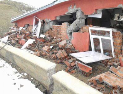 TAŞAĞıL - Heyelan Çat'ta Okul Yıktı