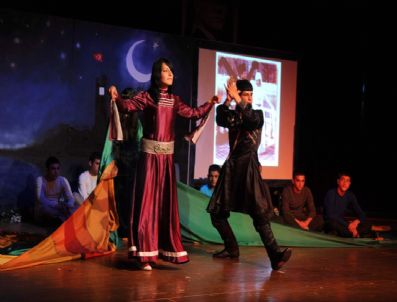 Öğrencilerden 'Ben Uzun Bir Serviyim' Gösterisi