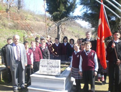 İSMAIL YAVUZ - Öğrencilerden Şehit Mezarını Ziyaret