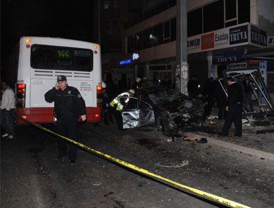 Otomobil Otobüs Durağına Girdi: 2 Ölü, 6 Yaralı