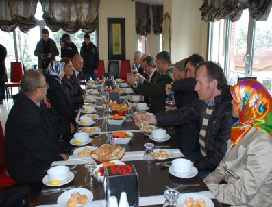 Şehit Ailelerine Moral Yemeği