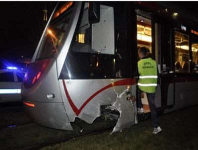 Tramvayın çarptığı liseli kız öğrenci yaralandı